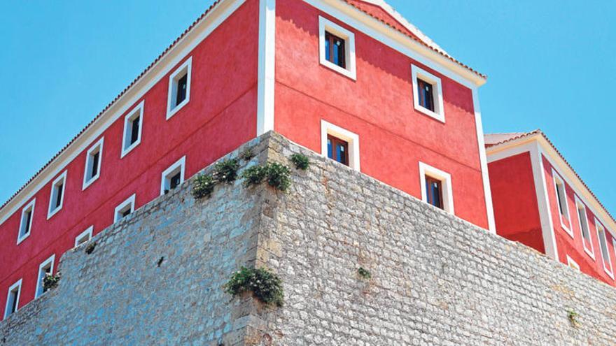 Alcaparras creciendo en las murallas