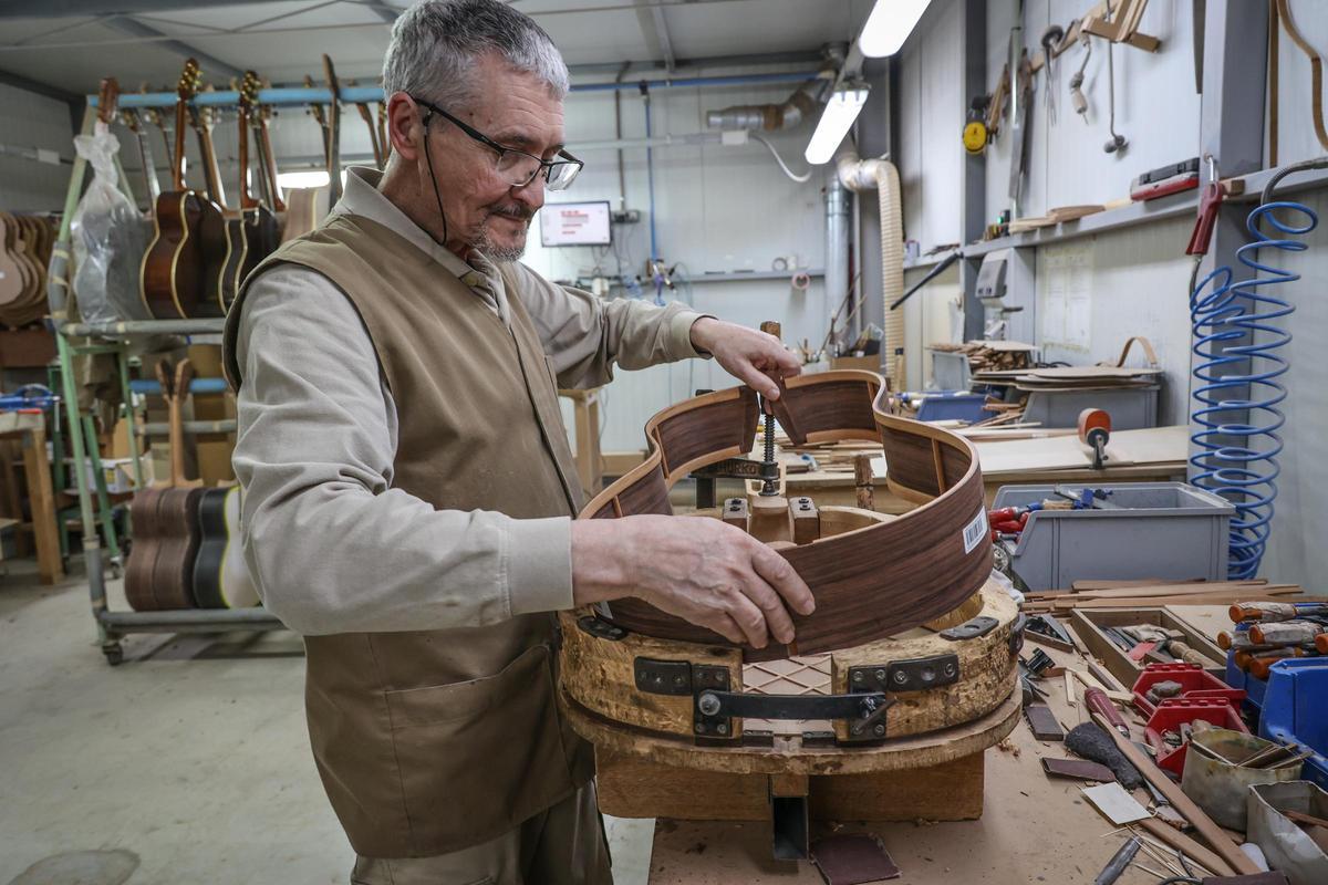 El trabajo artesano y la experiencia definen a esta empresa de guitarras de Muro de Alcoy.