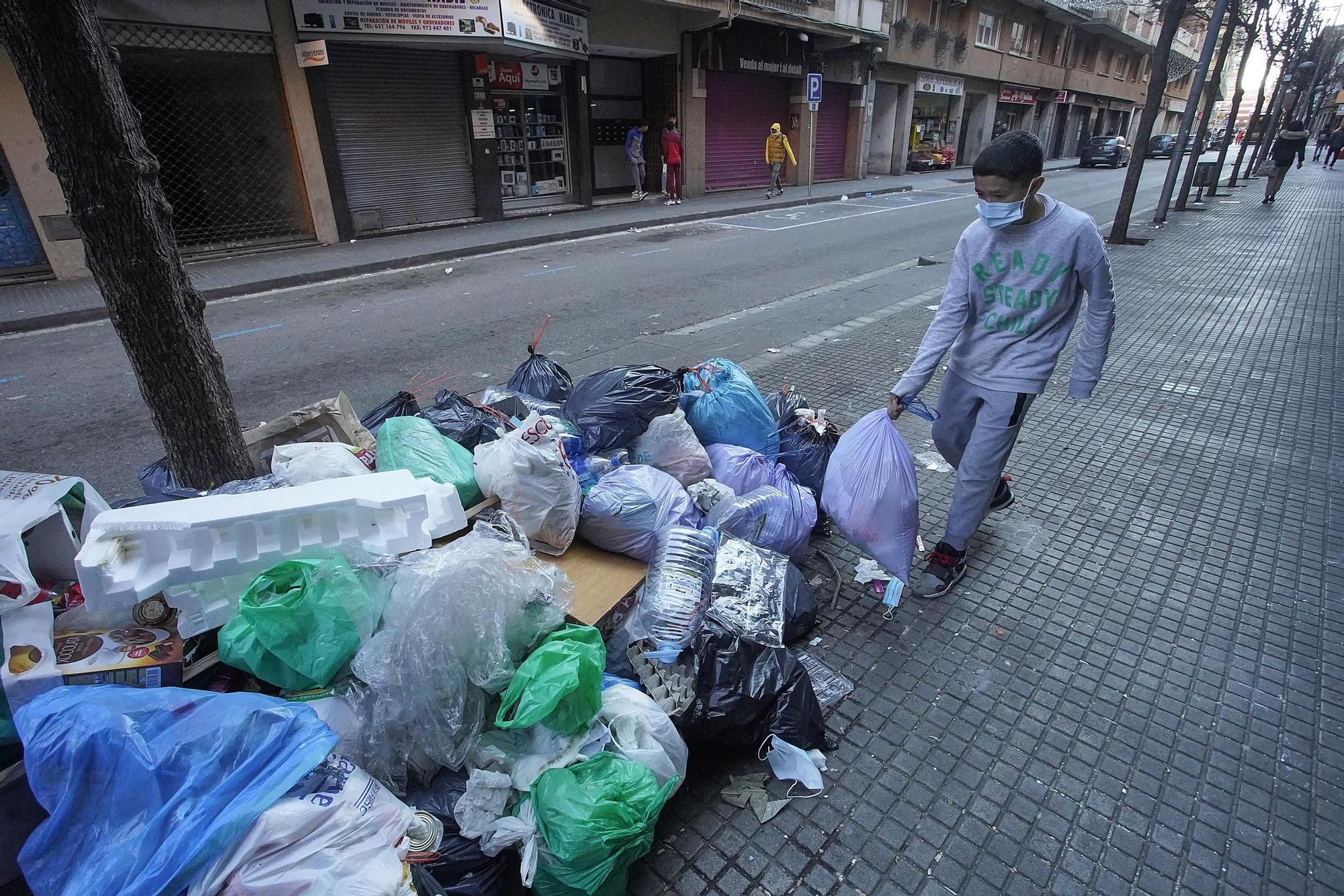 La vaga s’eternitza a Salt després de vint dies de deixalles al carrer