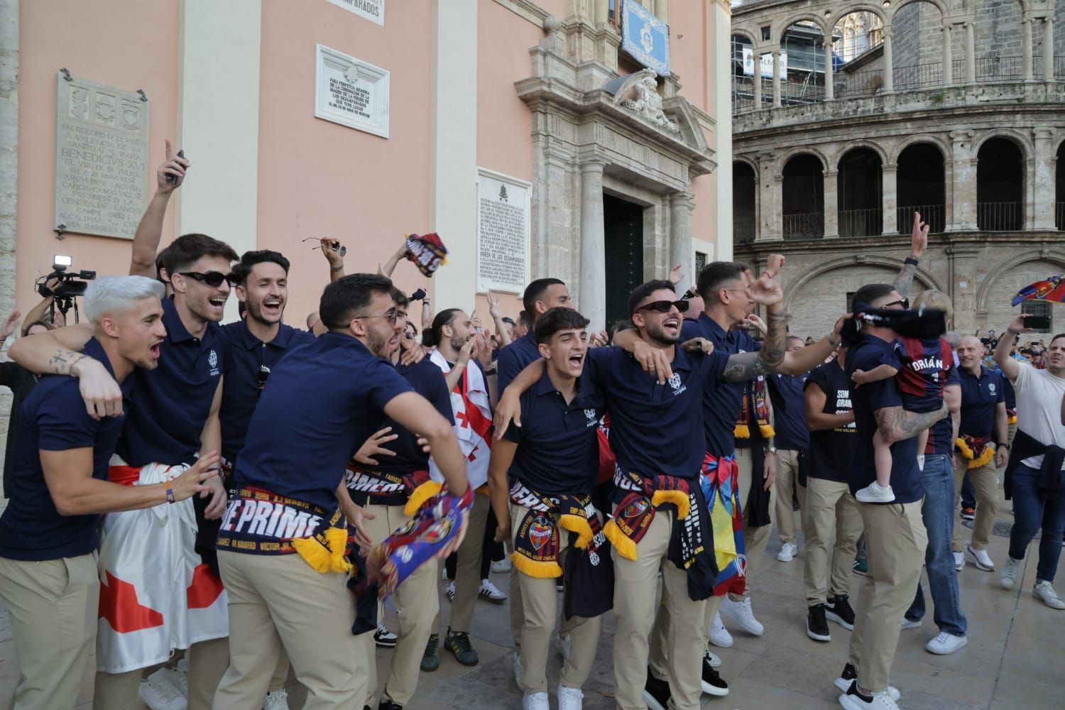 Todas las fotos de la rúa del Levante UD por su ascenso a Primera División