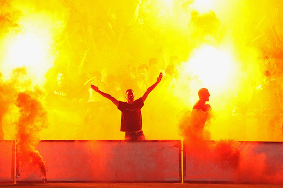Aficionats del Granada, durant la celebració que el club va organitzar a l’Estadio Nuevo Los Cármenes amb motiu de la permanència de l’equip andalús a la Primera Divisió de futbol.