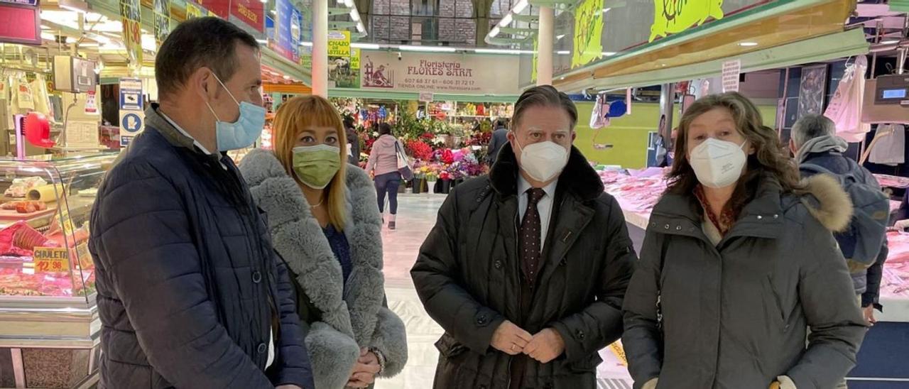 Por la izquierda, el edil de Economía, Javier Cuesta; Sandra Sutil, presidenta de Asociación del Comercio del Oviedo Antiguo; Alfredo Canteli y Magdalena Álvarez, secretaria de la Federación Asturiana de Comercio.