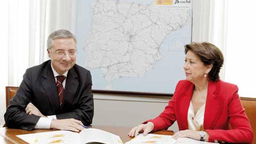 José Blanco y Magdalena Álvarez, en el Ministerio de Fomento, ayer.