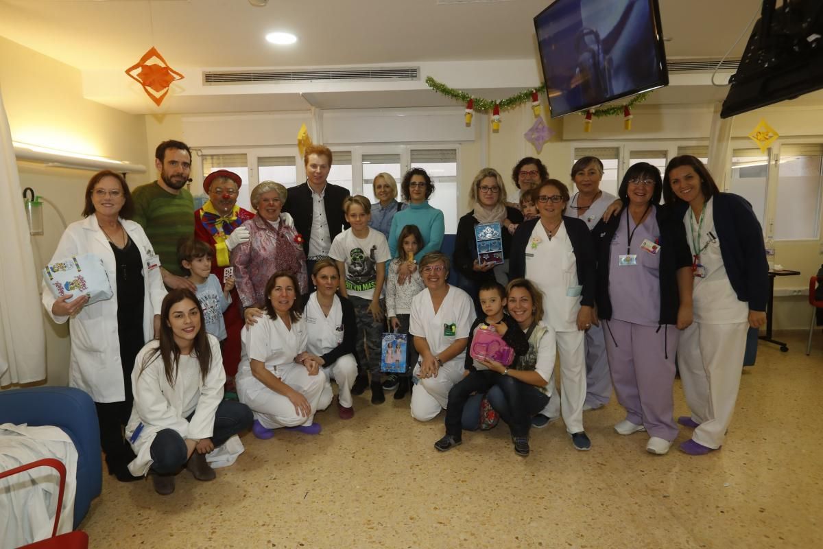 Yunke y Mel i Xispa llevan regalos y alegría a los niños del Hospital General