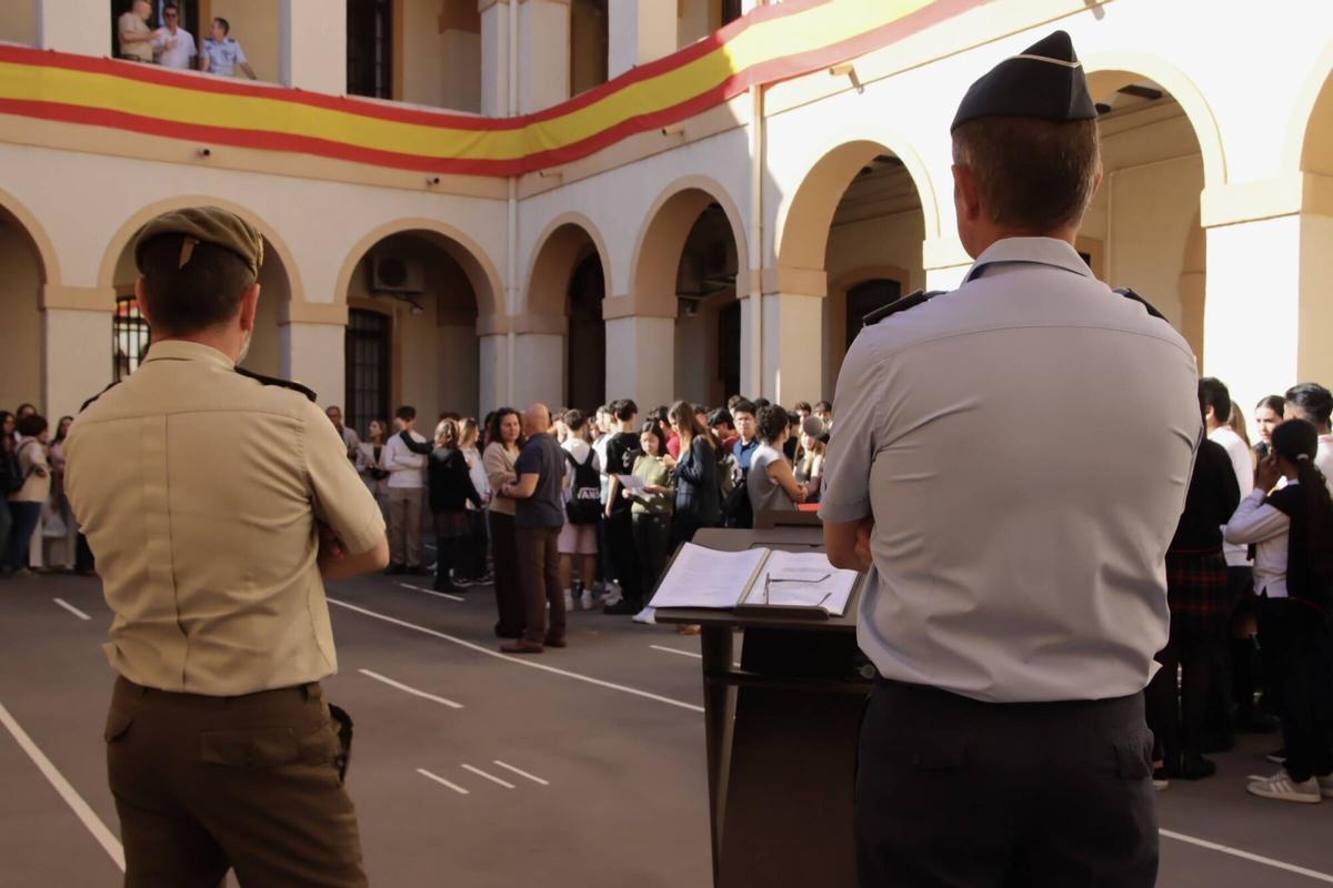 Acto de entrega de diplomas a los tres estudiantes de Secundaria finalistas de la edición valenciana de la 13º concurso Carta a un militar español, con izado de bandera en la Delegación de Defensa y visita guiada al Museo Histórico Militar de València.