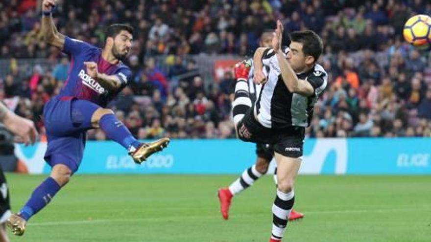 Luis Suárez remata davant de l&#039;oposició de Postigo i anota el segon gol del Barça, ahir al Camp Nou