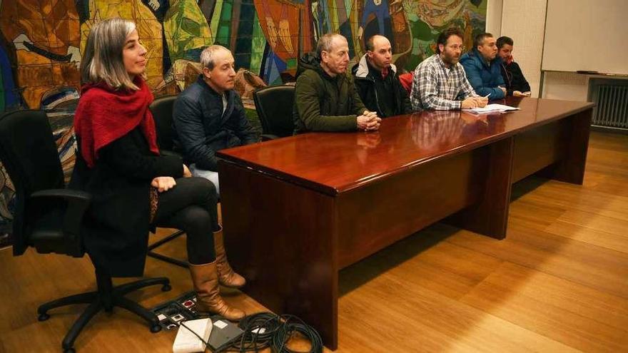 Los asistentes a la reunión de la mesa de la ría, ayer, en las instalaciones de la Cofradía.