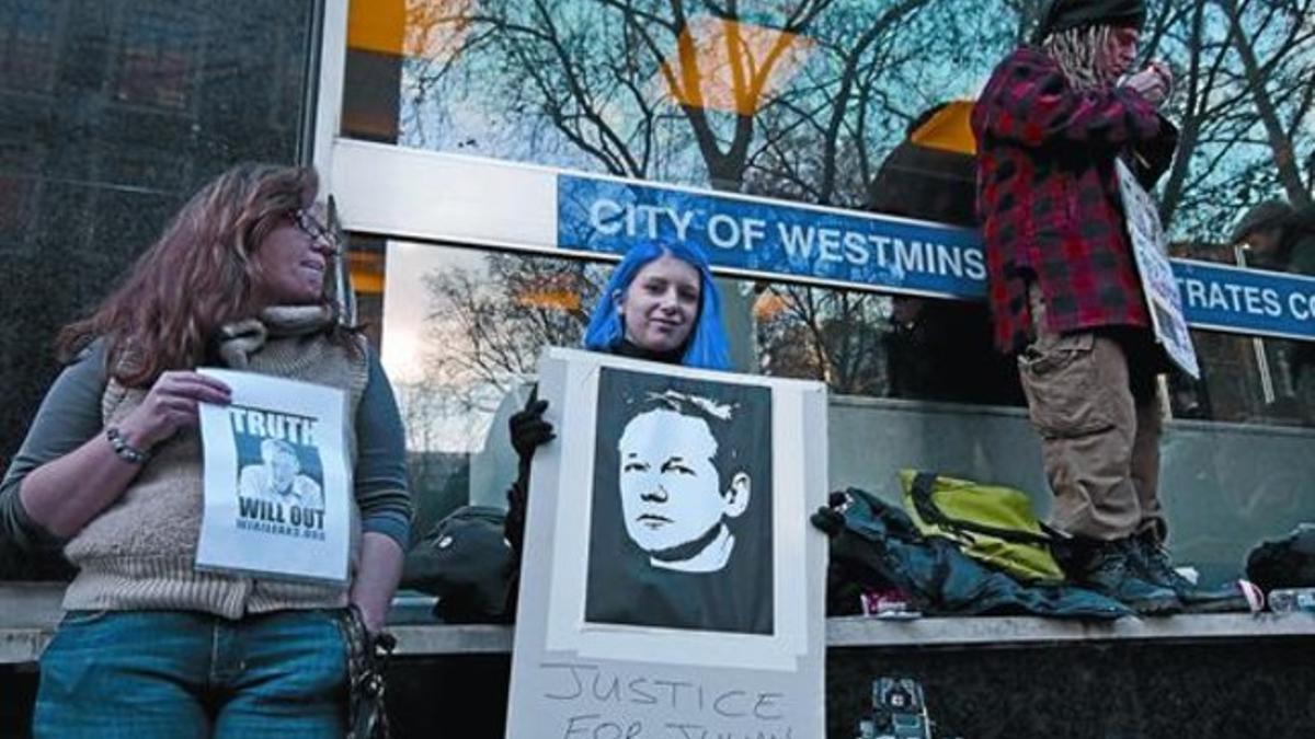 Seguidores de Assange, en el exterior del tribunal de Westminster.