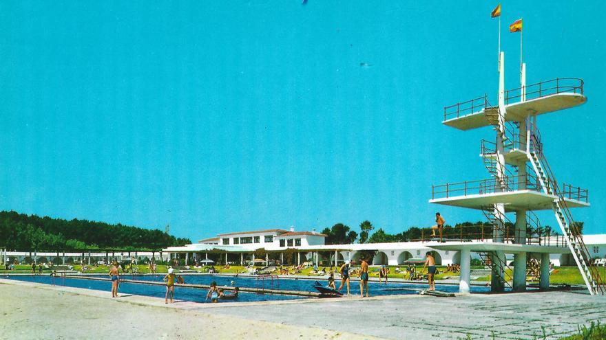 Piscina olímpica con trampolines, en el año 1965