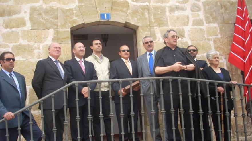 El presidente de la Diputación (en el centro sin traje), a su izquierda el alcalde de Cuelgamures y a la derecha de la fotografía la alguacila homenajeada