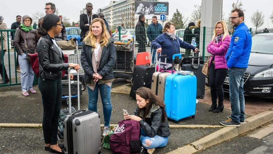 Pasajeros evacuados en el aeropuerto de Orly, cercano a París.