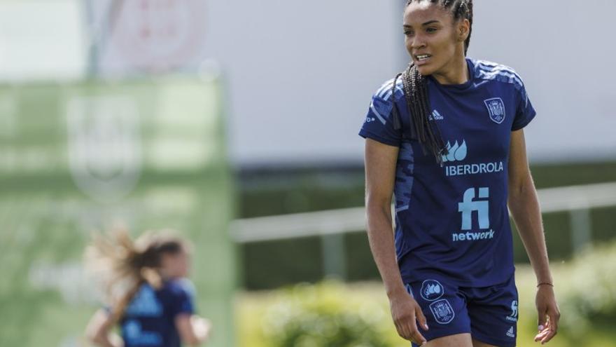 Salma Paralluelo, jugadora del Villarreal, se ha visto obligada a abandonar la concentración de la selección española.