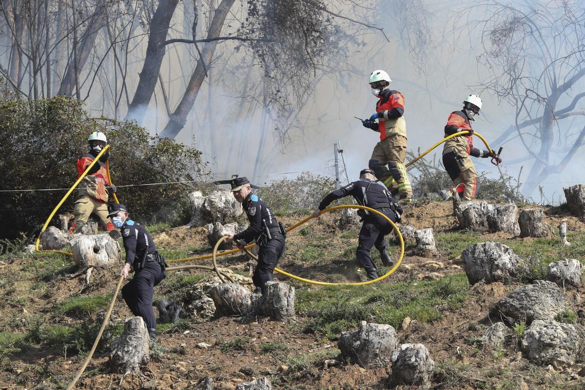 Las imágenes aéreas de los incendios descontrolados que cercan el monte Naranco, el pulmón de Oviedo