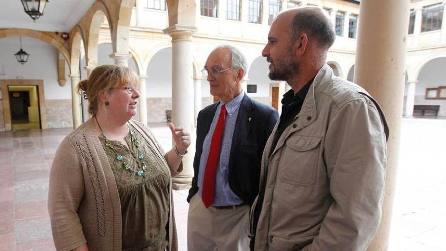 Por la izquierda, María José Álvarez Faedo, Jaime Martínez y Juan Jesús Rodríguez, ayer por la tarde, en la Universidad.