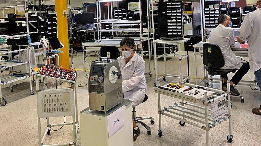 Trabajadores durante el proceso de desarrollo del respirador &#039;Aire-19&#039;.