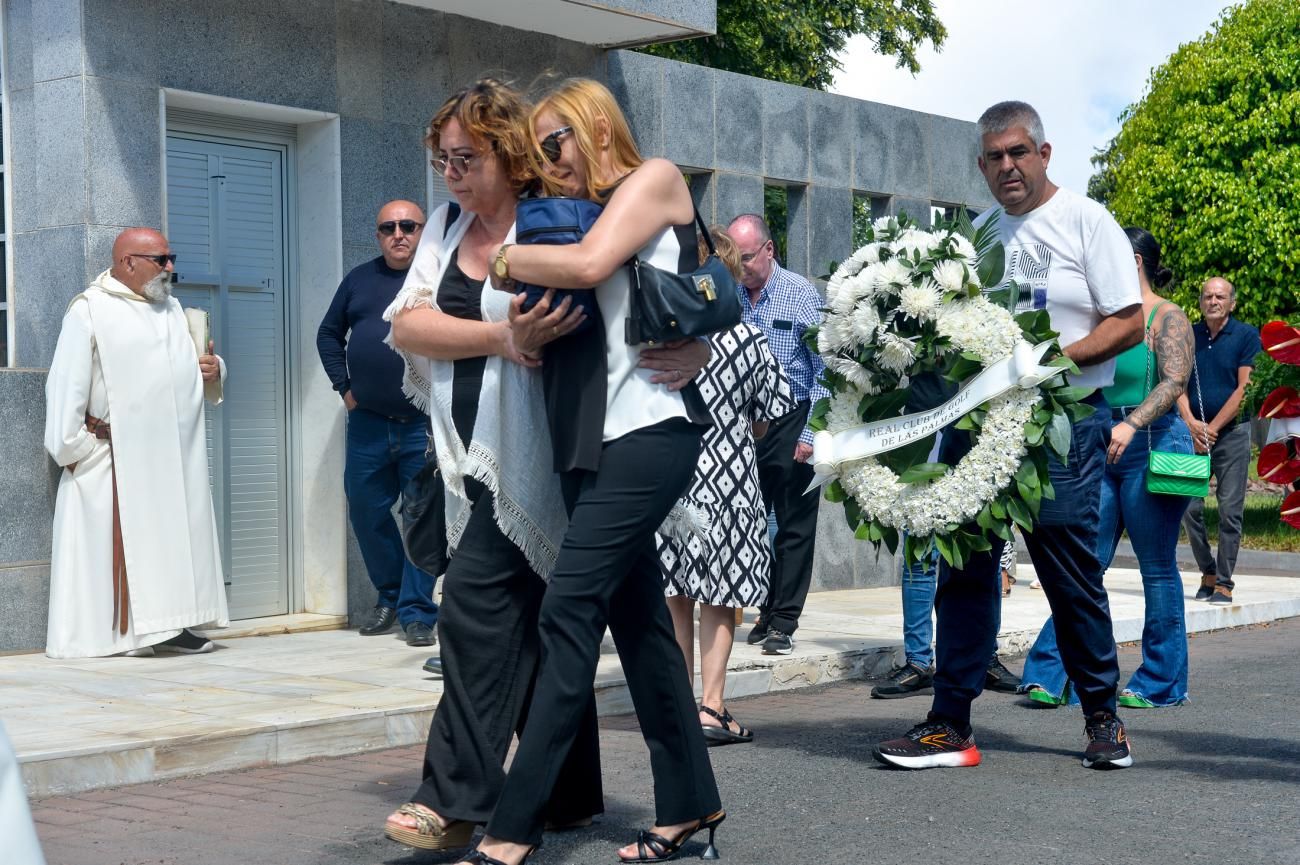 Ángel Ferrera ya descansa en el cementerio