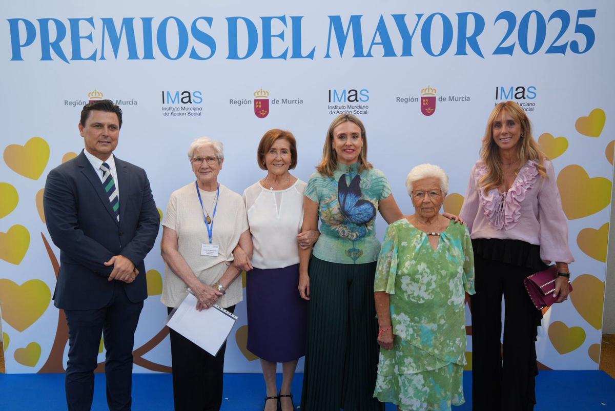 La consejera de Política Social, Familias e Igualdad, Conchita Ruiz, y el alcalde de San Javier, José Miguel Luengo, junto a las personas reconocidas con los 'Premios del Mayor 2025'.