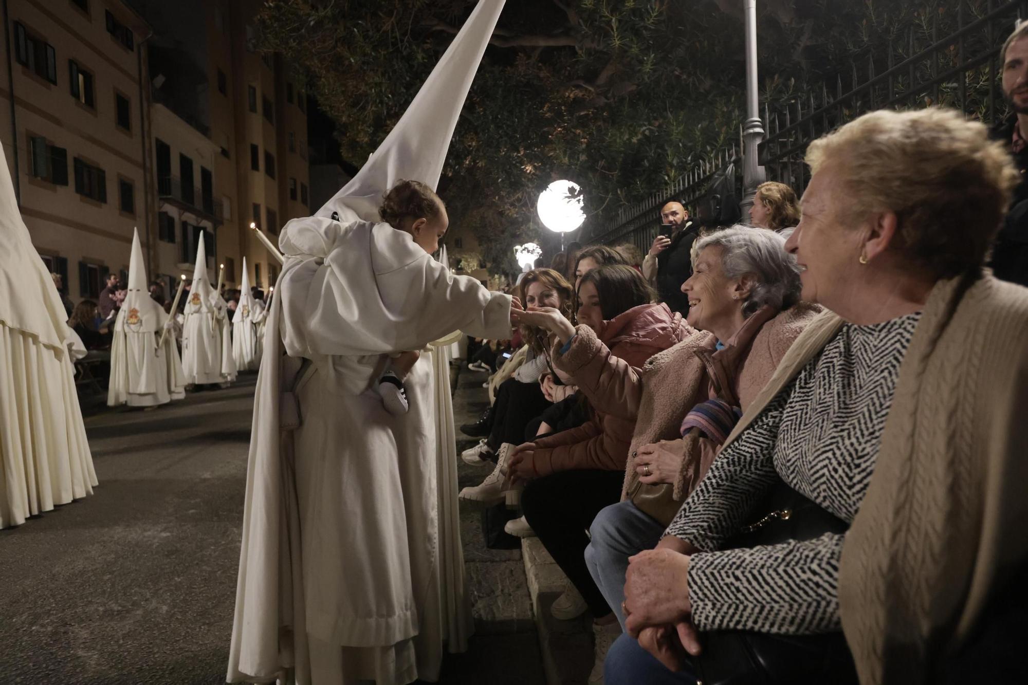 El centro de Palma vive con fervor la multitudinaria procesión del Crist de la Sang