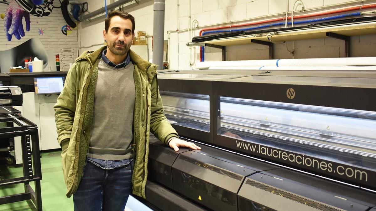 Gonzalo Sanmartín, uno de los fundadores de LAU Creaciones, en las instalaciones de la empresa en el Polígono del Tambre, en Santiago