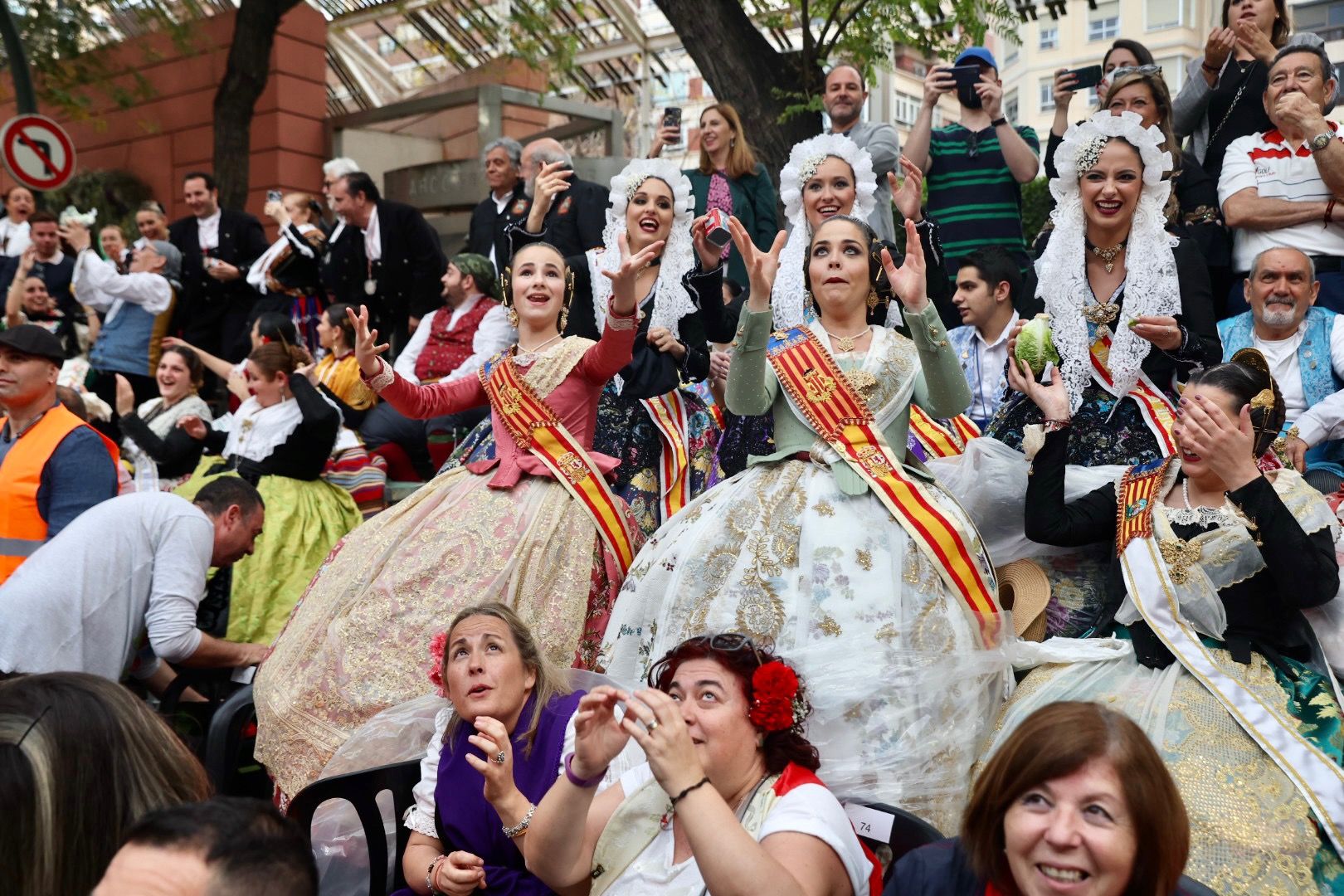 Carmen y Nerea descubren la "tronaera" y el Bando más divertido en Murcia