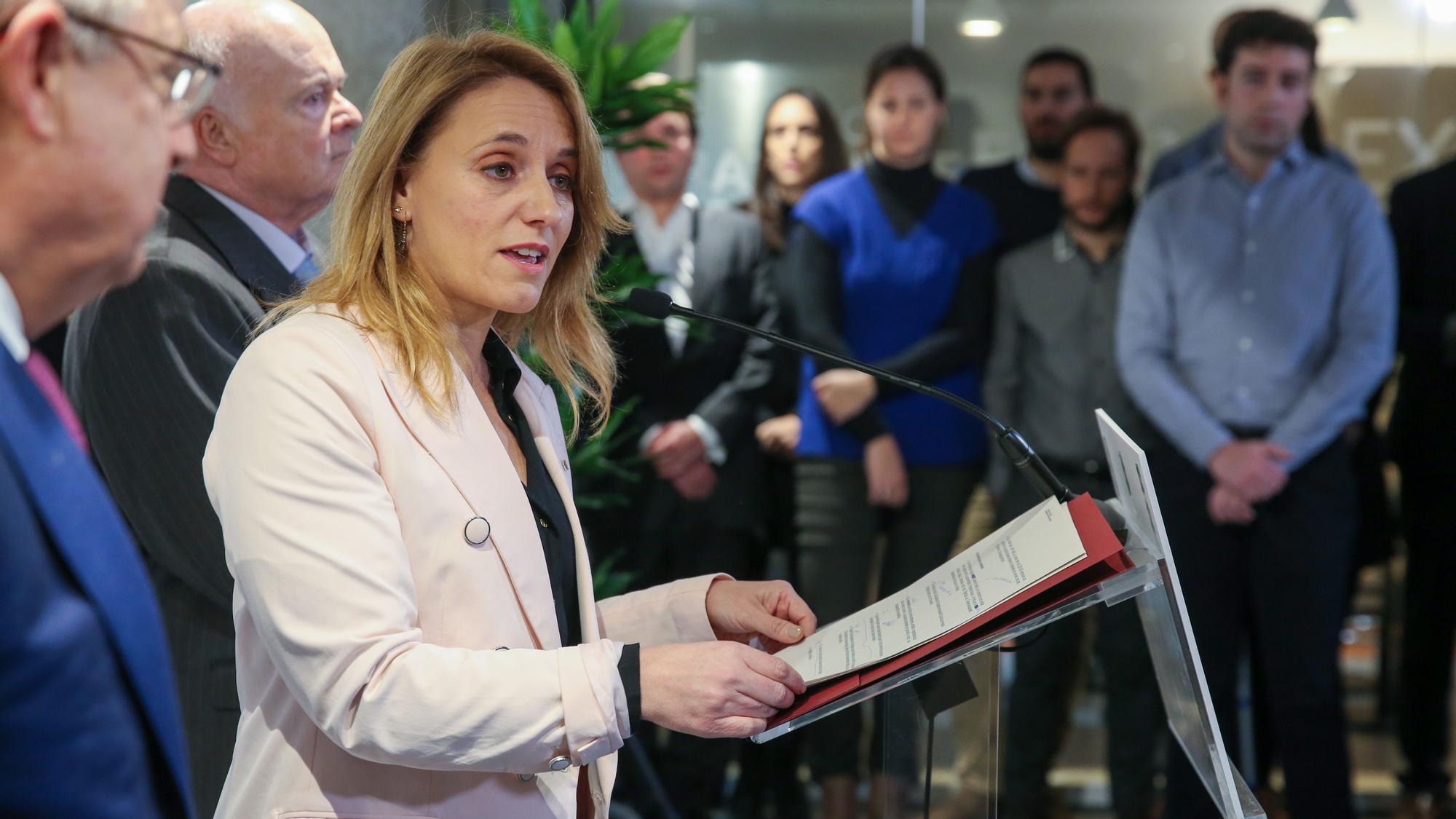 La consejera de Economía, Natàlia Mas, en la inauguración de la nueva sede de la Caja de Ingenieros