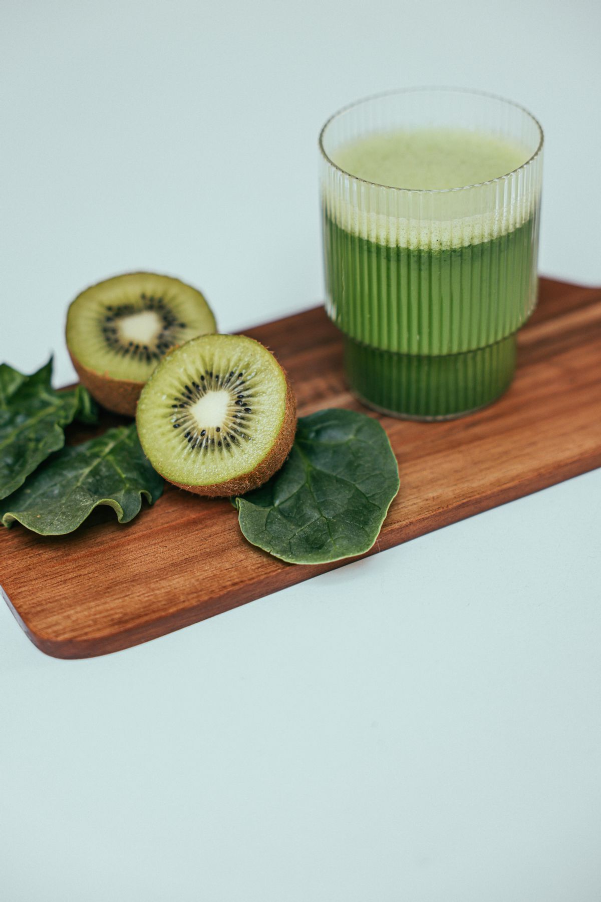 El batido de arándanos y kiwi es bueno para adelgazar y reducir el colesterol.