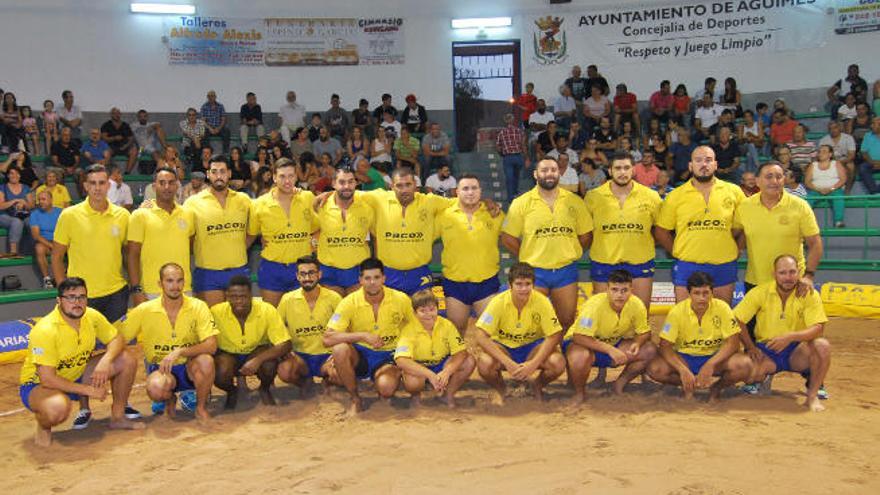 Formación del Roque Nublo, campeón de Lucha Corrida 2016 en Primera.