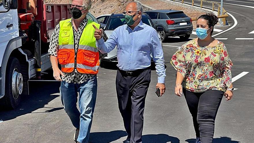 Curbelo y Ventura, en la visita al acceso del Mirador de El Cristo. | | EL DÍA