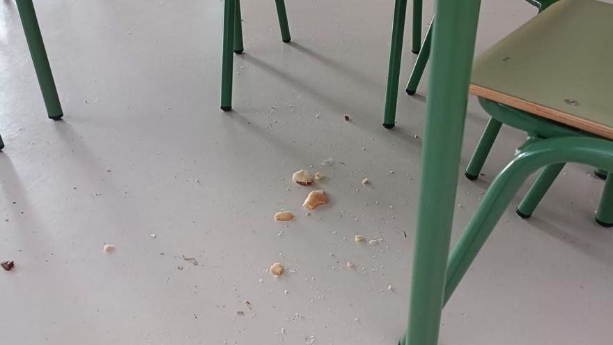 Restos de comida y polvo acumulados en el colegio de  O Graxal por insuficiente limpieza, este lunes. |   // LA OPINIÓN