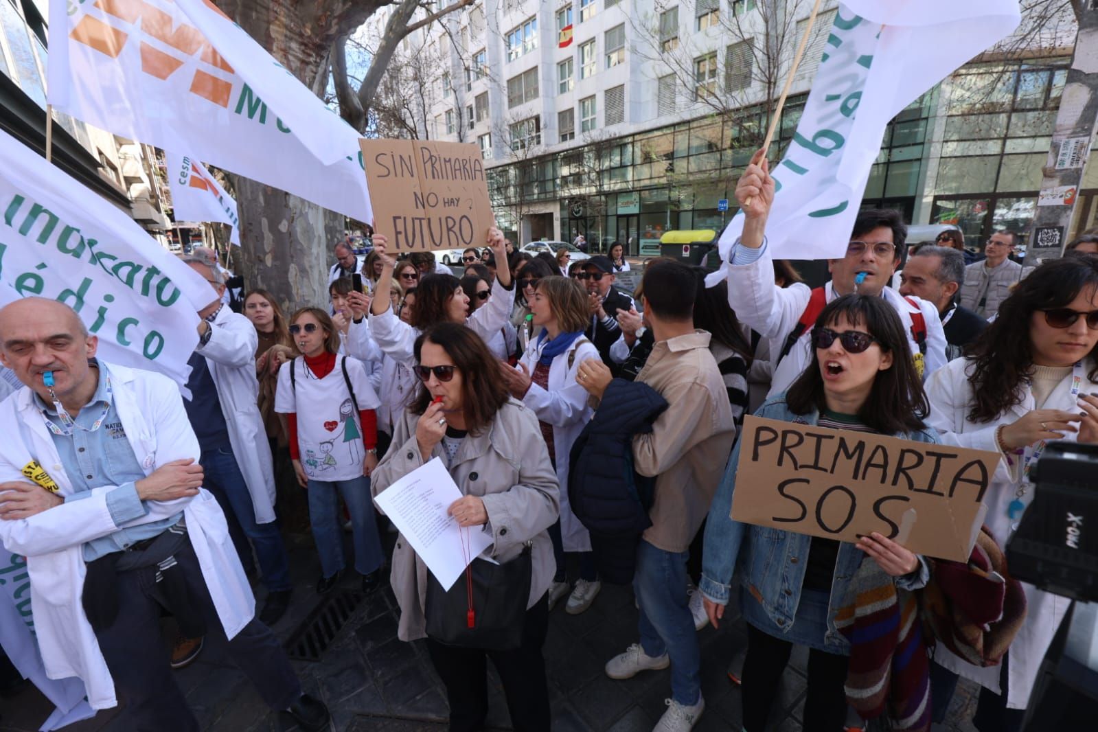 Los médicos valencianos salen a la calle a reclamar mejoras laborales