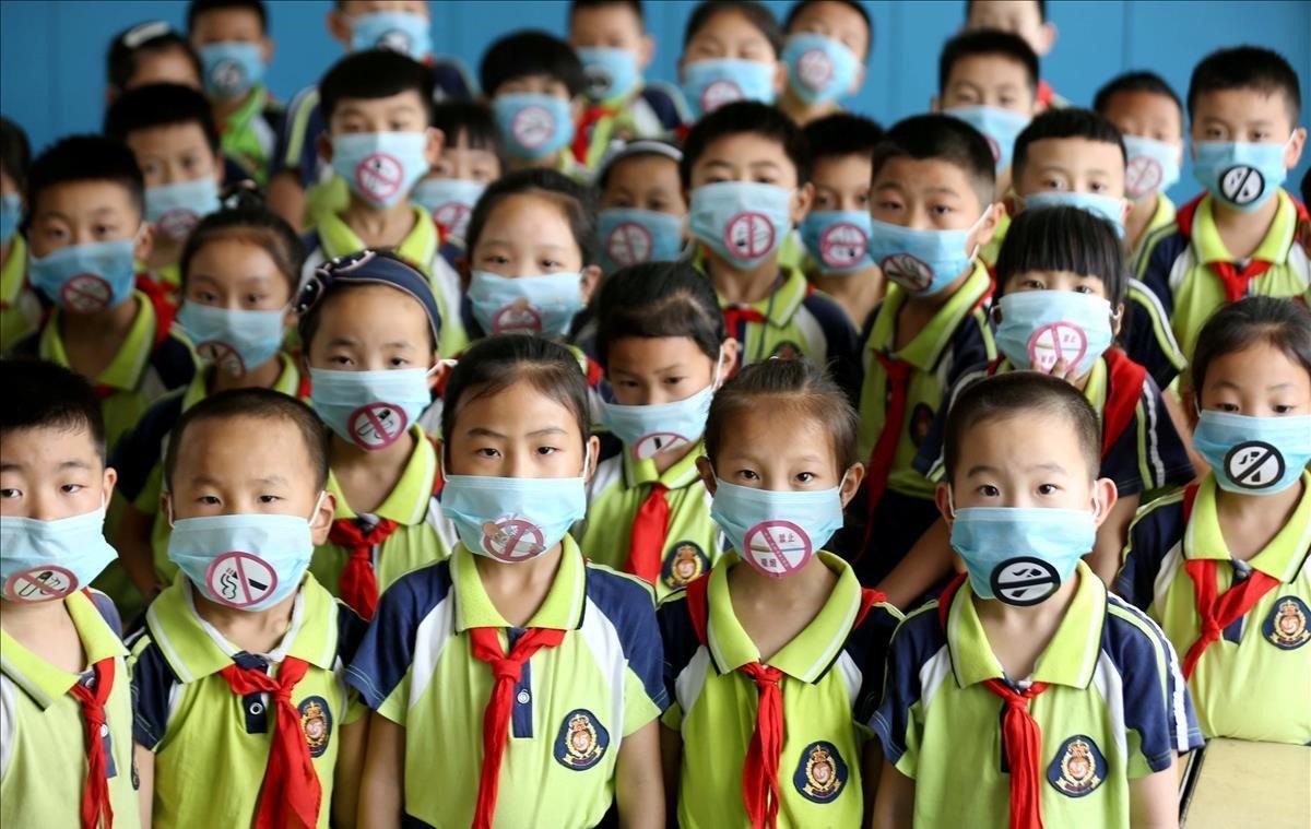 Los alumnos de una escuela primaria usan máscaras con el letrero de No Fumar, durante un evento para promover el Día Mundial Sin Tabaco en la provincia de Linyi Shandong.