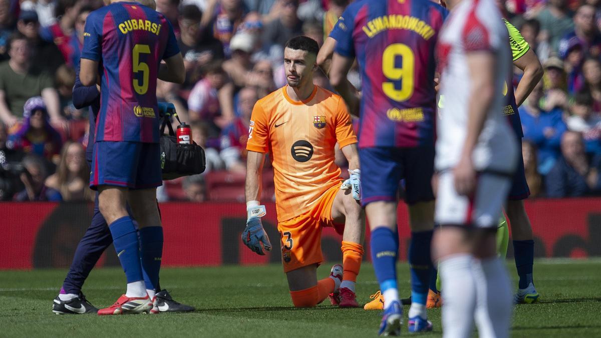 Joan García es atendido durante el partido de liga contra el Rayo Vallecano