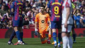 Joan García es atendido durante el partido de liga contra el Rayo Vallecano