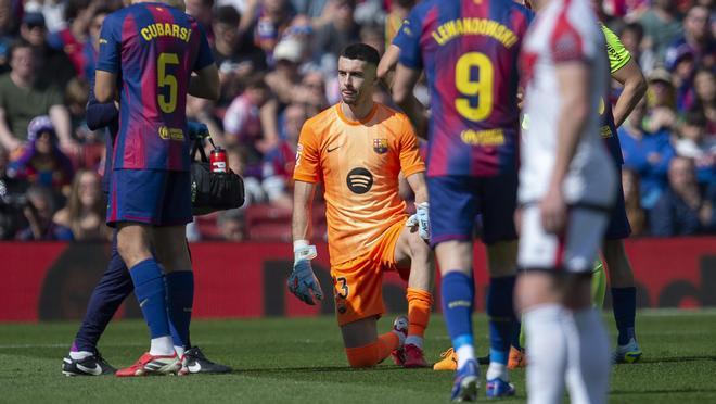 Joan García es atendido durante el partido de liga contra el Rayo Vallecano