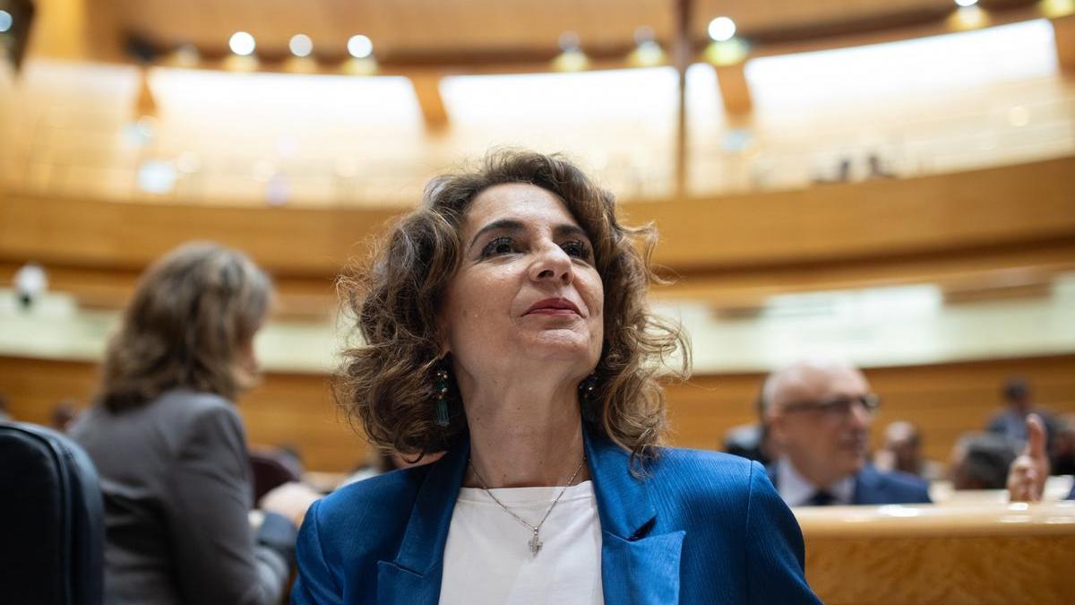 La ministra de Hacienda, María Jesús Montero, en el pleno del Senado.