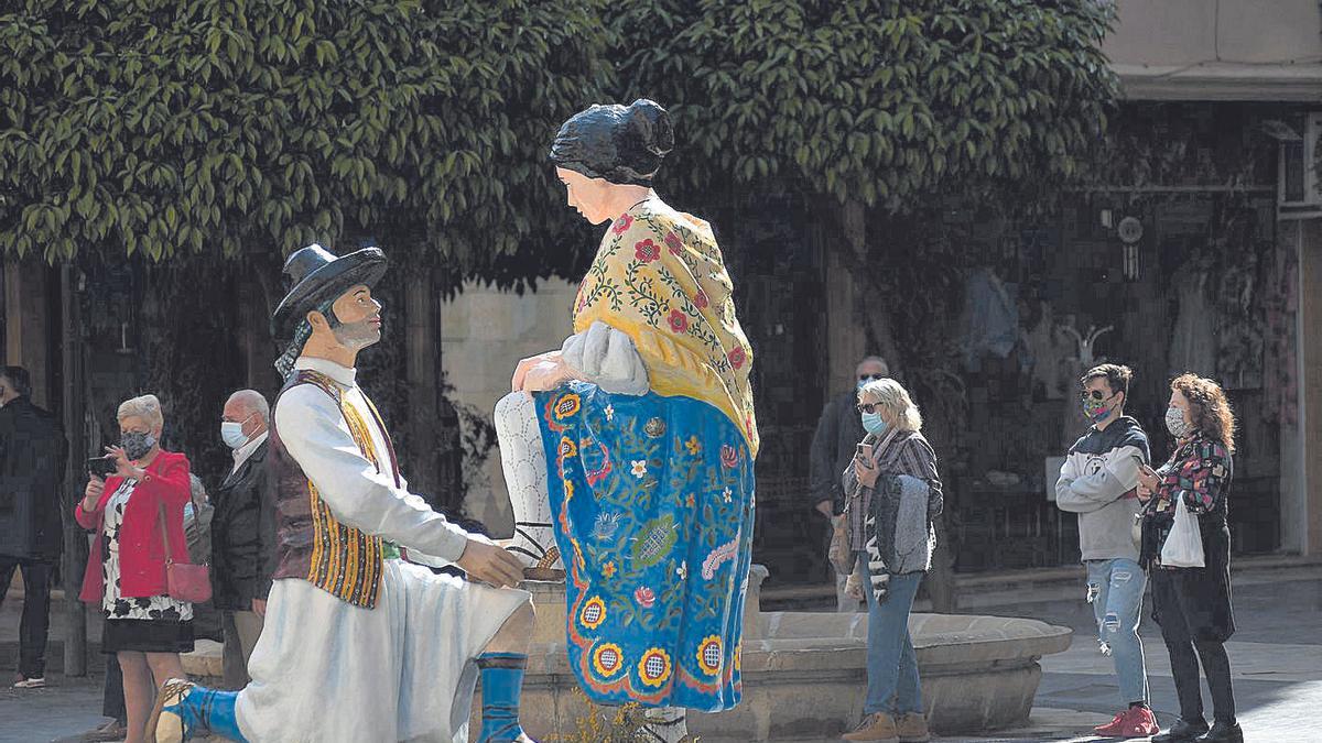 Dos figuras de huertanos en la plaza de los Apóstoles