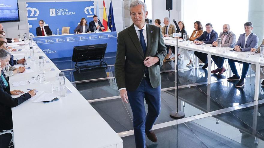 Rueda, en primer término, durante la comisión interdepartamental de coordinación de la ordenación del Litoral. | Lavandeira Jr./Efe