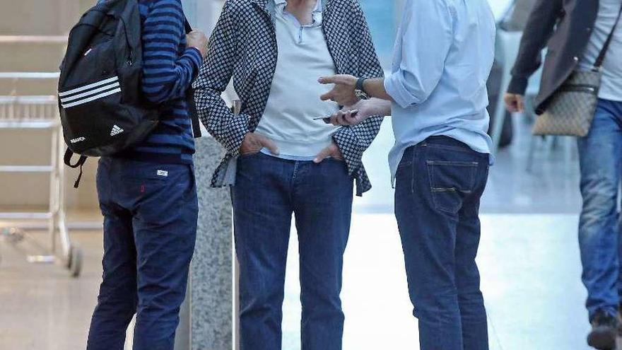 Antonio Chaves, Carlos Mouriño y Felipe Miñámbres, en Peinador, durante un viaje del Celta. // M. G. Brea