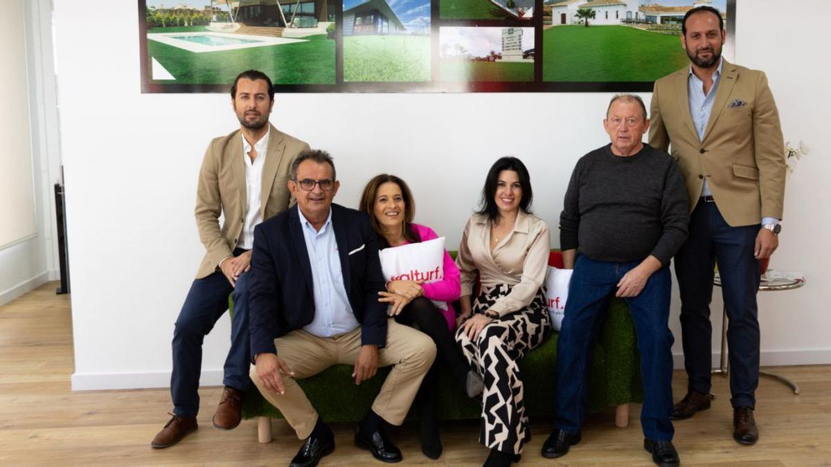 Los hermanos Juan Antonio y Víctor Lobo, delegados en Murcia de Realturf, junto a su personal. | L. O.