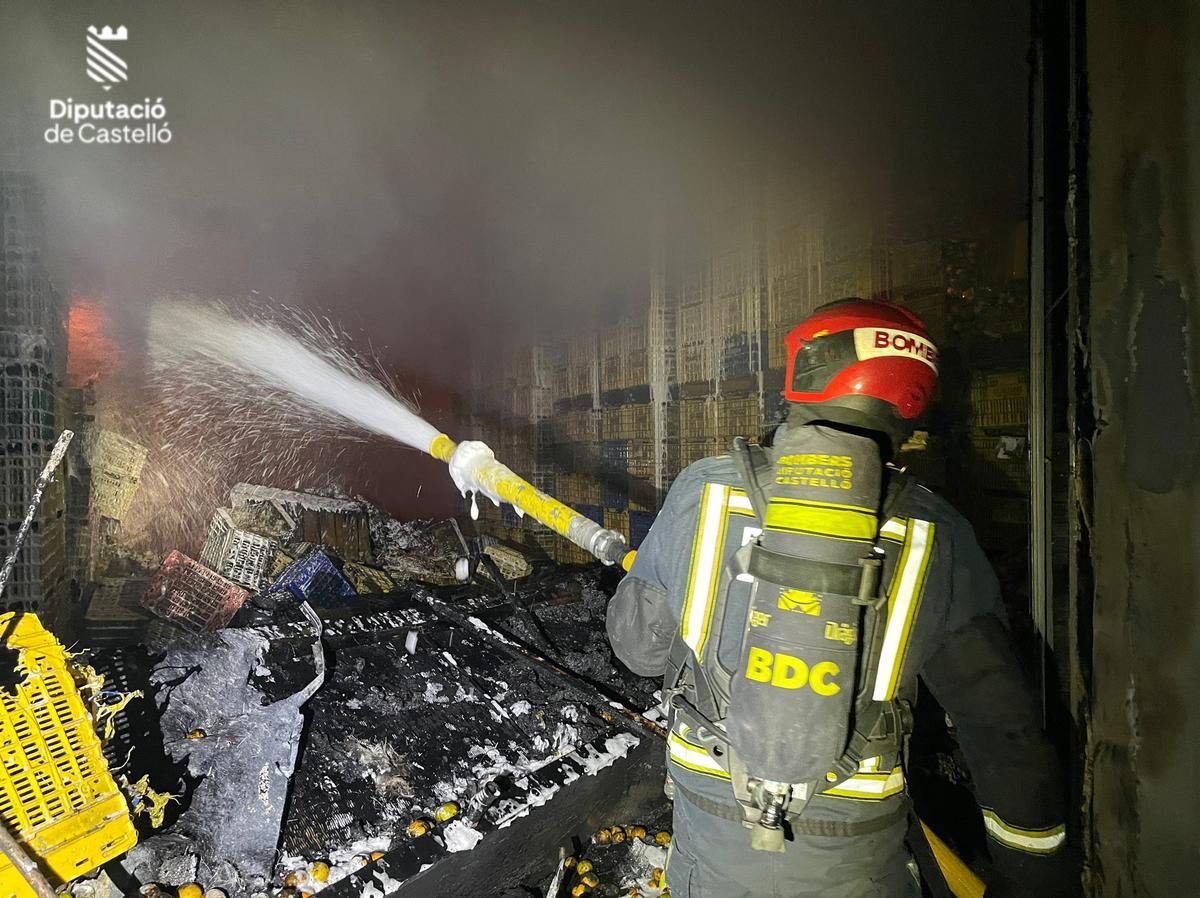 Galería de imágenes: Incendio en la Ciudad del Transporte de Castelló