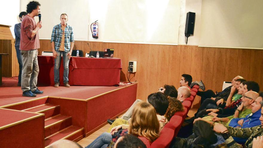 Uno de los organizadores presenta al famoso alpinista Denis Urubko (arriba, derecha).