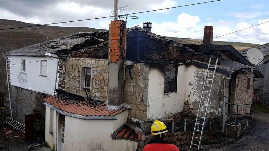 Un incendio deja sin casa a una mujer y su hijo en Ourense