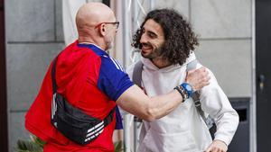 Cucurella se abraza a De la Fuente a su llegada a la concentración de España