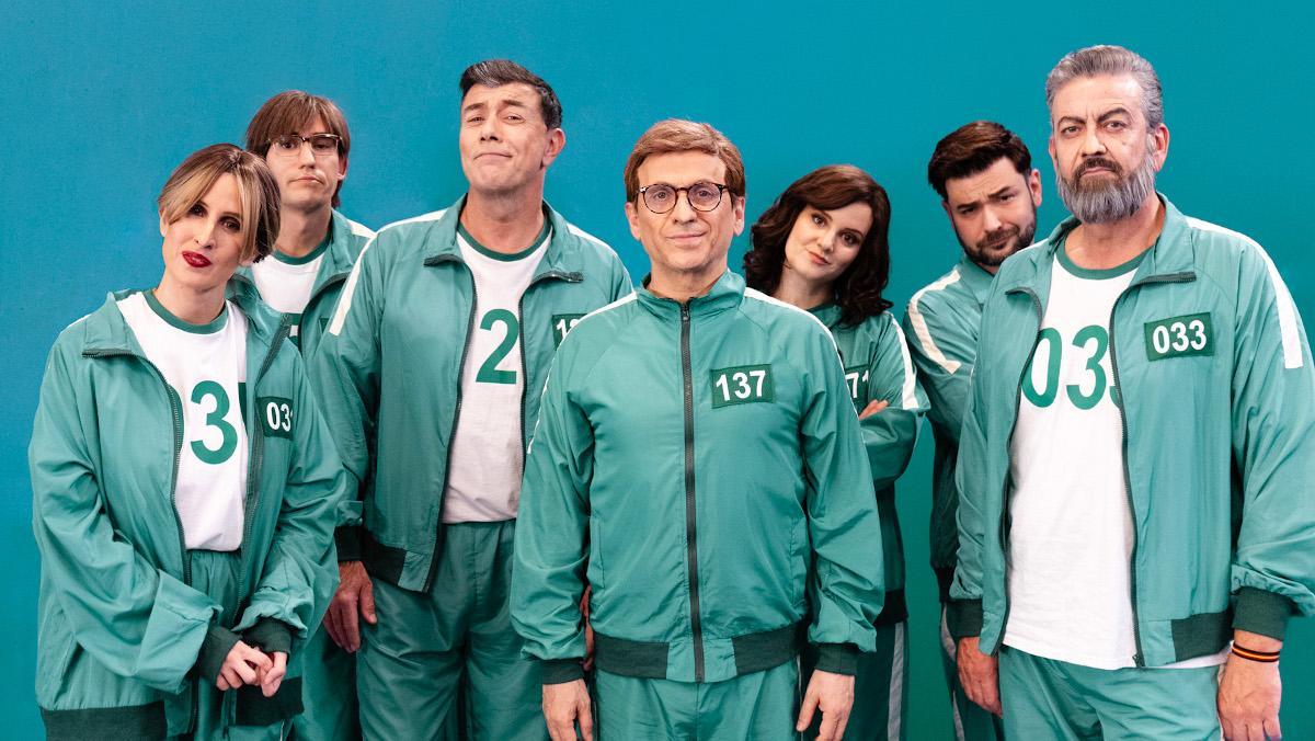 José Mota, rodeado de algunos de los actores de 'El juego del camelar'