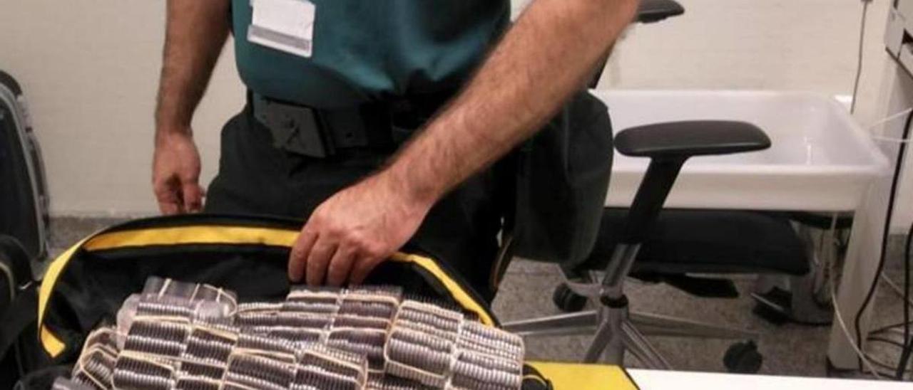 Imagen de archivo de un guardia civil con pastillas incautadas en el aeropuerto