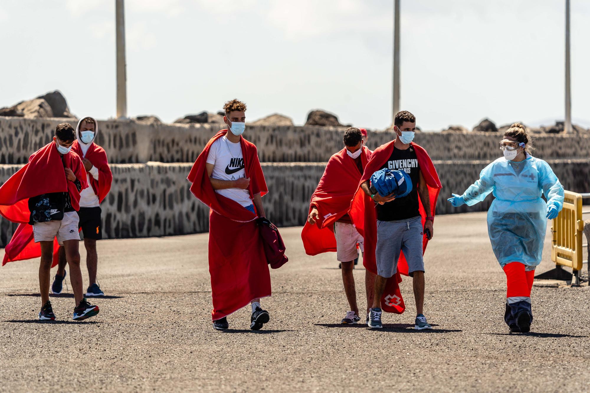 Llegada de un grupo de migrantes al Muelle de La Cebolla, en Lanzarote.