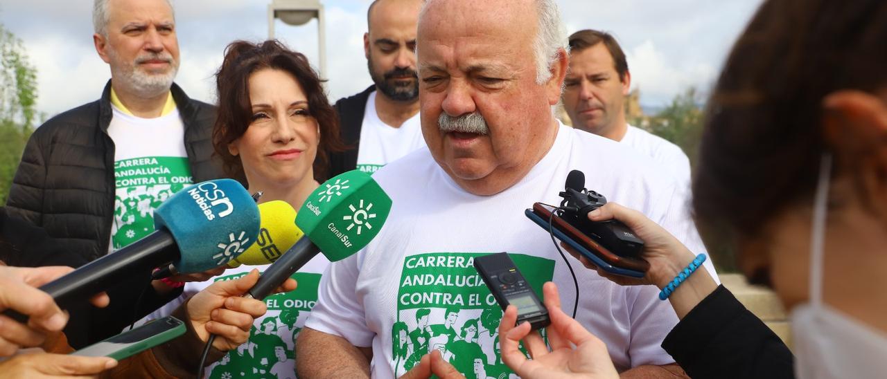 Jesús Aguirre, durante una atención a la prensa en la carrera &#039;Andalucía contra el odio&#039;, acompañado por la consejera Rocío Ruiz..