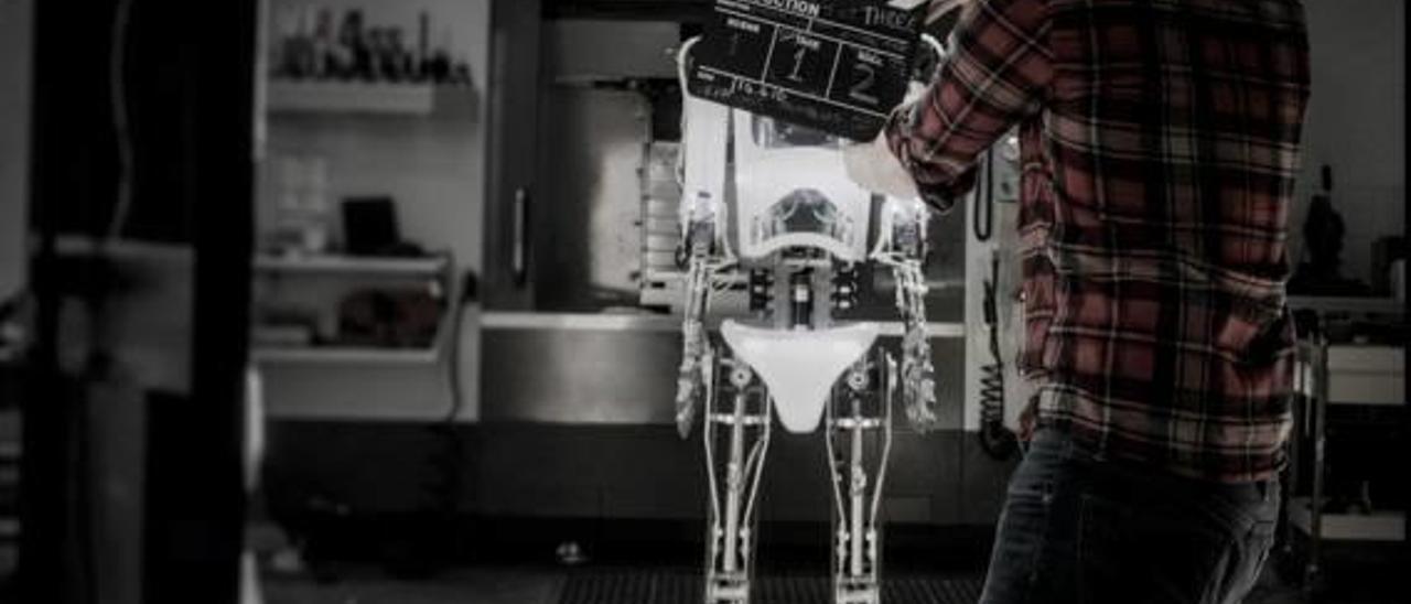 A la izquierda, el robot real con el que trabaja la compañía británica Enginereed Arts. A la derecha, el cartel del filme de Andy Lefton.