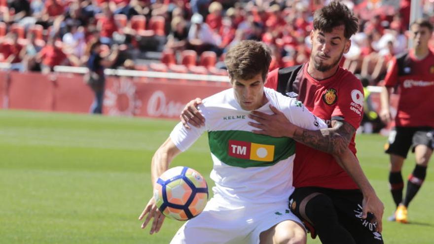 Pablo Hervías protege un balón, ayer en Mallorca