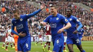 Jamie Vardy saluda al público tras marcar el tercer gol para el Leicester contra el West Ham.